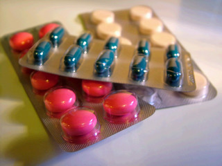 ¿Puede el viagra causar efectos secundarios urinarios y orales?